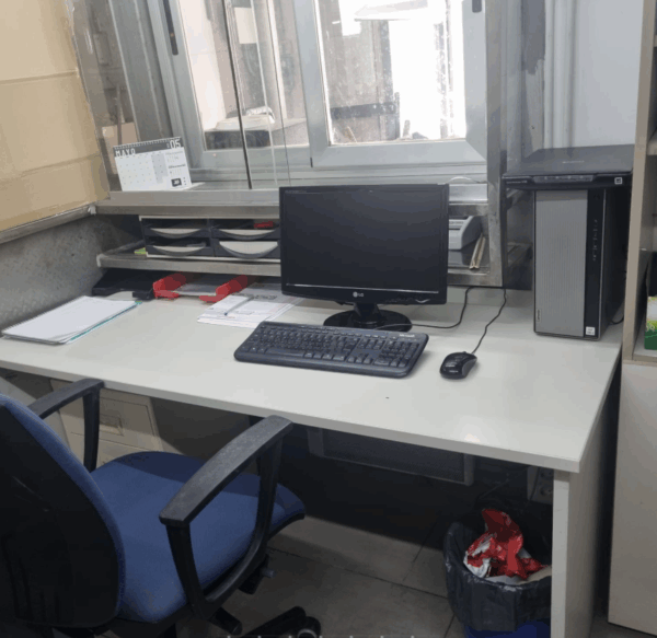 Mobiliario de oficina y equipos informáticos - Imagen 2