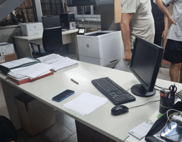 Mobiliario de oficina y equipos informáticos - Imagen 3