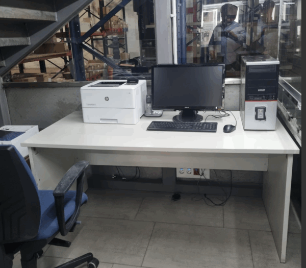 Mobiliario de oficina y equipos informáticos